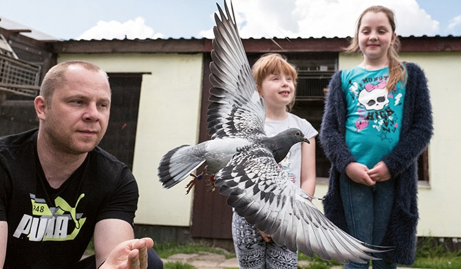 Michał Trójczak hoduje gołębie od dziecka. Teraz próbuje zarazić swoją pasją córki.