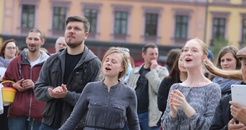 Wraz z muzykami śpiewem uwielbiała Boga także publiczność zebrana na cieszyńskim Rynku.