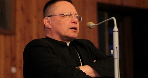 Bp Ryś: W modlitwie nie chodzi o gadanie