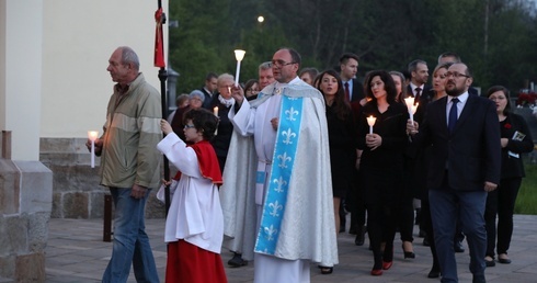 Fatimska procesja wokół 500-letniego kościoła w Puńcowie