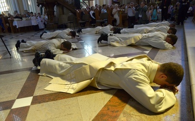 Szczególne wrażenie wywołuje modlitwa Litanii do Wszystkich Świętych, podczas której diakoni modlą się, leżąc krzyżem. Poprzedza ona sam moment święceń