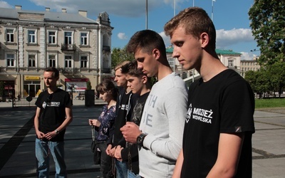 Młodzi ludzi odmawiali w centrum Radomia Różaniec w rocznicę śmierci rotmistrza Witolda Pileckiego