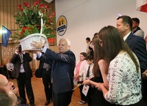 Dyrektor szpitala Jerzy Szarecki otrzymał kwiaty od pacjentów