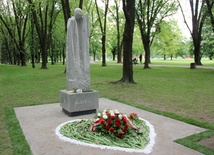 Posąg przypominający Matkę Boską, która opłakuje swojego syna został nazwany przez autora "Pustą Pietą"
