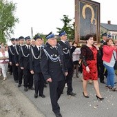 Obraz w asyście strażaków niosą przedstawicielki matek parafii w Orłowie