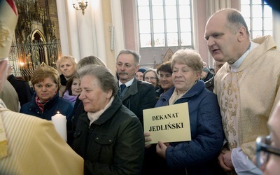 Przedstawiciele dekanatu jedlińskiego odbierają różaniec i świecę na Jerycho Różańcowe