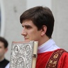 Diakon Tymoteusz Szydło podczas diecezjalnej uroczystości Niedzieli Palmowej w Bielsku-Białej