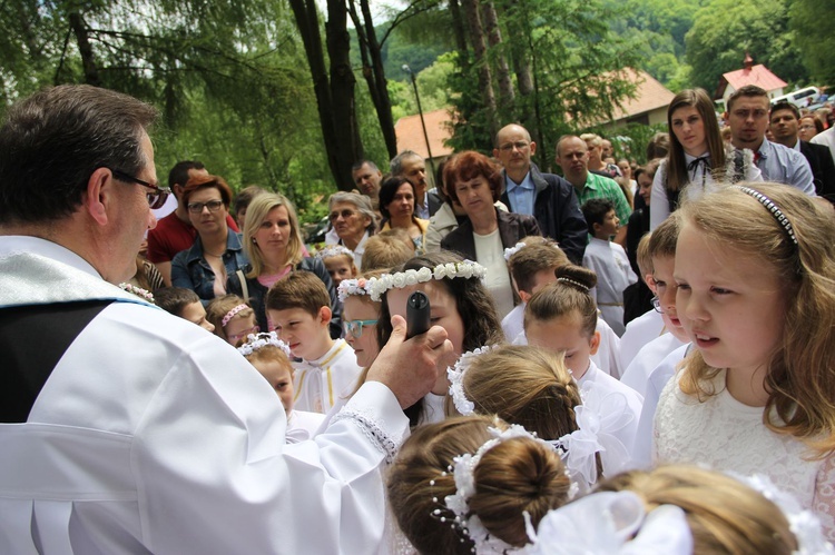 Dzieci pierwszokomunijne w Zawadzie