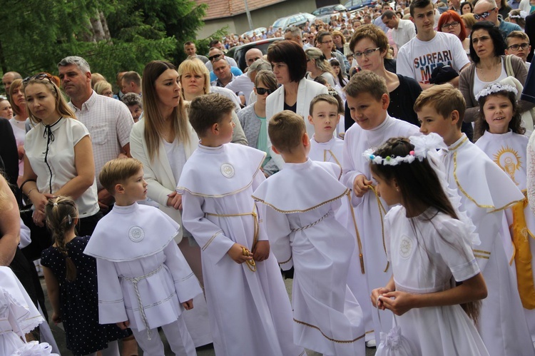 Dzieci pierwszokomunijne w Zawadzie