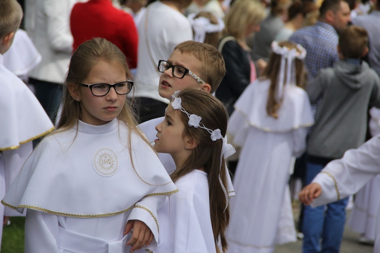 Dzieci pierwszokomunijne w Zawadzie