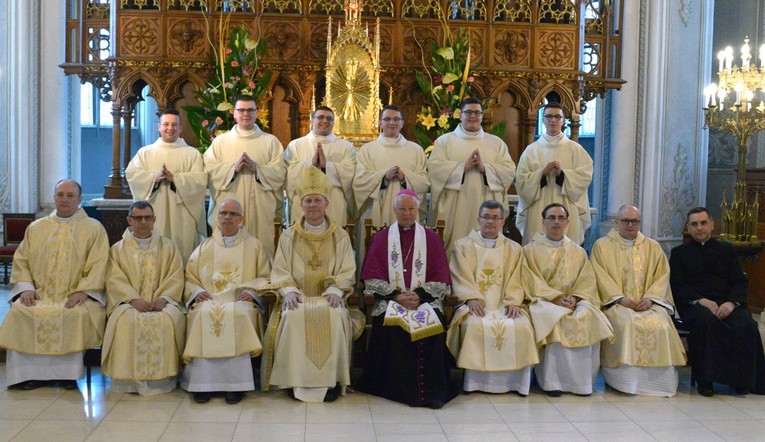 Nowo wyświęceni księża z biskupami (od lewej) Piotrem Turzyńskim i Adamem Odzimkiem oraz członkami zarządu radomskiego Wyższego Seminarium Duchownego.