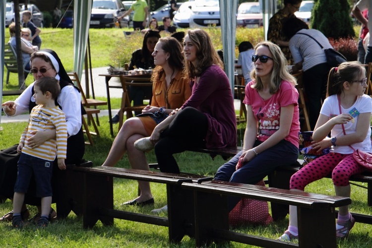 Piknik "Jesteśmy rodziną" na 25-lecie parafii MB Różańcowej