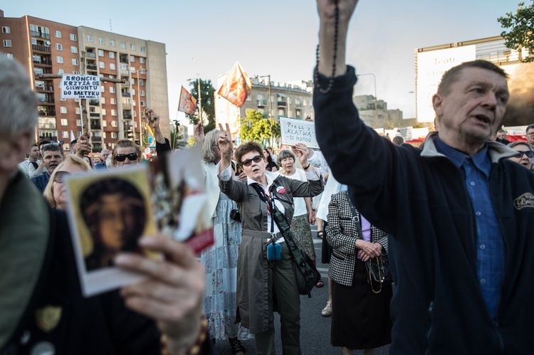 Demonstracje przeciw "Klątwie"