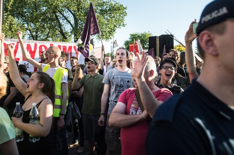 Demonstracje przeciw "Klątwie"