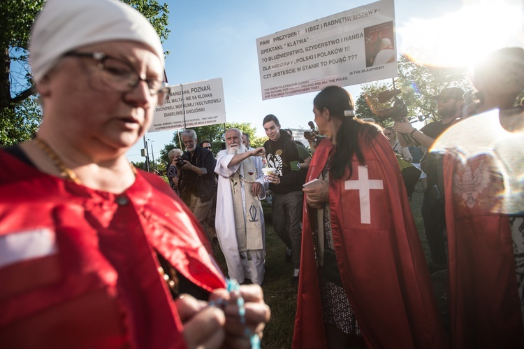 Demonstracje przeciw "Klątwie"