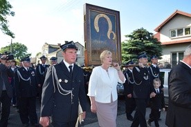 Procesja z ikoną jasnogórską przemierza ulice Soboty