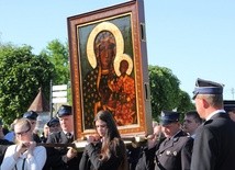 Obraz Matki Bożej Częstochowskiej niosą przedstawiciele młodzieży parafii w Bielawach