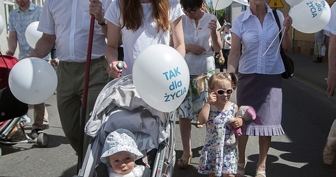 Biały, radosny i bardzo na "tak"