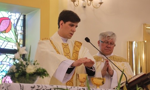 W asyście proboszcza ks. Jacka Przybyły po raz pierwszy ks. Tymoteusz Szydło sam sprawował Eucharystię.
