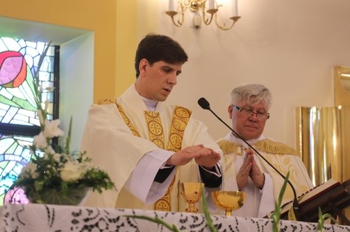 W asyście proboszcza ks. Jacka Przybyły po raz pierwszy ks. Tymoteusz Szydło sam sprawował Eucharystię.