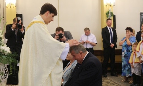 Ks. Tymoteusz Szydło udzielił błogosławieństwa rodzicom: Beacie i Edwardowi