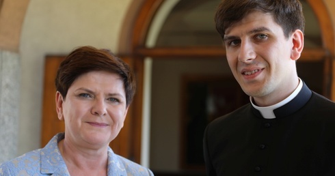 Premier Beata Szydło z synem, ks. Tymoteuszem tuż po prymicyjnej Mszy św.