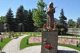 Ogród różany z figurą św. Rity