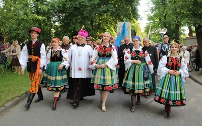 Bp Józef Zawitkowski odprowadza pielgrzymów spod kościoła ss. bernardynek w Łowiczu