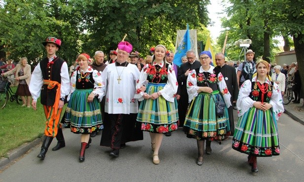 Bp Józef Zawitkowski odprowadza pielgrzymów spod kościoła ss. bernardynek w Łowiczu