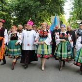 Bp Józef Zawitkowski odprowadza pielgrzymów spod kościoła ss. bernardynek w Łowiczu