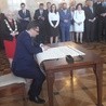 Prezydent Katowic podpisuje uchwałę 