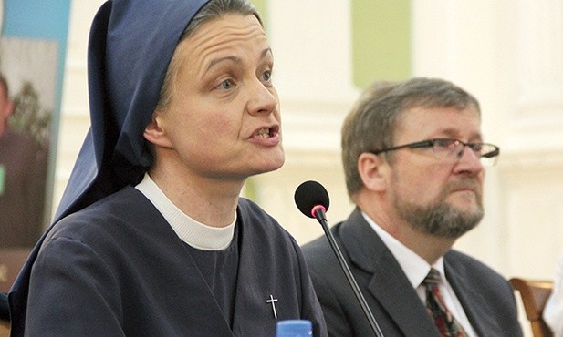 Media lansują model życia w pojedynkę. Przodują w tym kobiece pisma, które wmawiają czytelniczkom,  że mężczyzna nie jest  im do niczego potrzebny – podkreślali paneliści.