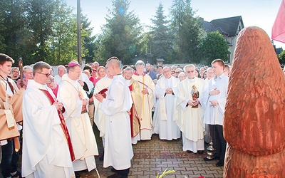 Bp Lityński przed Mszą św. poświęcił figurę św. Rity, która jest patronką spraw trudnych i beznadziejnych.