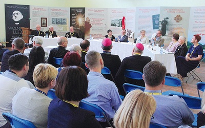 Prelegenci i goście konferencji wspominali początki ruchu oazowego na Pomorzu.