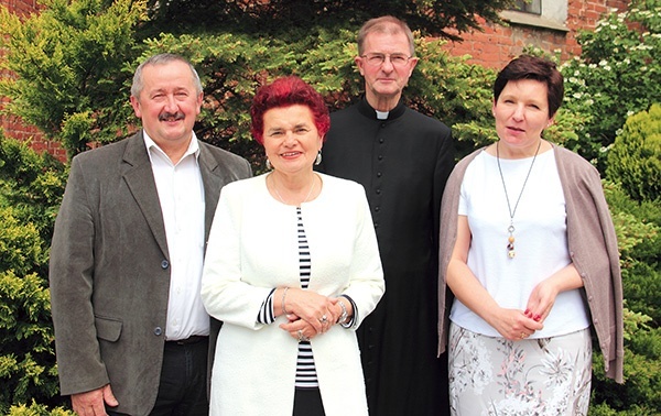Zdzisław Waszkiewicz (od lewej), Barbara Świątek, ks. prał. Stanisław Łada i Maria Hojczyk zachęcają do włączenia się w inicjatywę Centrum Ochotników Cierpienia.