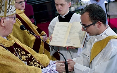 Diakoni w czasie obrzędu święceń prezbiteratu złożyli przyrzeczenie posłuszeństwa biskupowi.