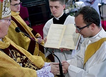 Diakoni w czasie obrzędu święceń prezbiteratu złożyli przyrzeczenie posłuszeństwa biskupowi.