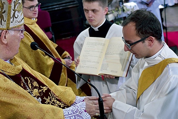 Diakoni w czasie obrzędu święceń prezbiteratu złożyli przyrzeczenie posłuszeństwa biskupowi.