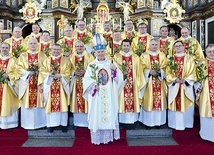 Na spotkanie w świdnickiej katedrze przybyło kilkunastu jubilatów. Na zdjęciu  z bp. Ignacym Decem.