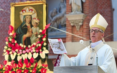 Na zakończenie liturgii metropolita katowicki zachęcał do lektury „Gościa Piekarskiego”.