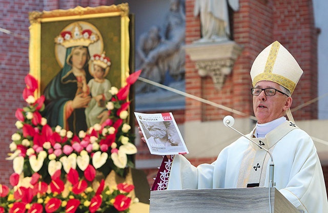 Na zakończenie liturgii metropolita katowicki zachęcał do lektury „Gościa Piekarskiego”.