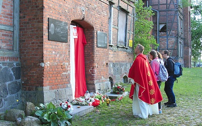 	Na zakończenie pielgrzymki młodzież modliła się przed budynkiem, w którym mieścił się obóz koncentracyjny w Działdowie.