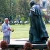 Pod pomnikiem Jana Pawła II często ktoś się modli.