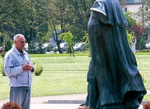 Pod pomnikiem Jana Pawła II często ktoś się modli.