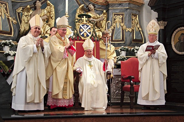 ▲	Od lewej: abp Salvatore Pennacchio, kard. Pietro Parolin, abp Andrzej Józwowicz i bp Andrzej F. Dziuba.