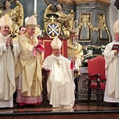 ▲	Od lewej: abp Salvatore Pennacchio, kard. Pietro Parolin, abp Andrzej Józwowicz i bp Andrzej F. Dziuba.