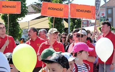 ▲	Uczestnicy festiwalu upominali się o swoją godność,  równe traktowanie, szacunek.