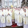 Nowo wyświęceni kapłani z biskupem tarnowskim.