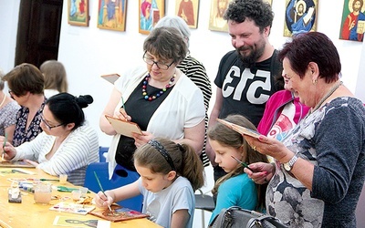Warsztaty malowania ikon poprowadziła Beata Olszewska  (w środku).