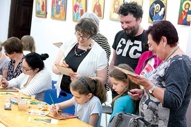 Warsztaty malowania ikon poprowadziła Beata Olszewska  (w środku).